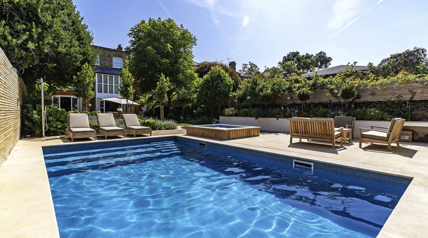 Professional pool cleaning in Pasadena, CA