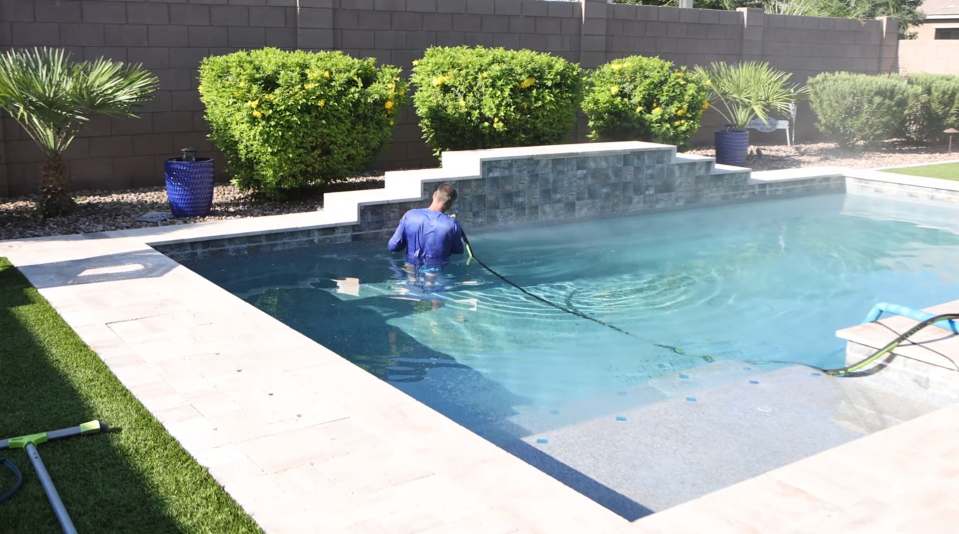 Weekly pool cleaning service in Pasadena, CA